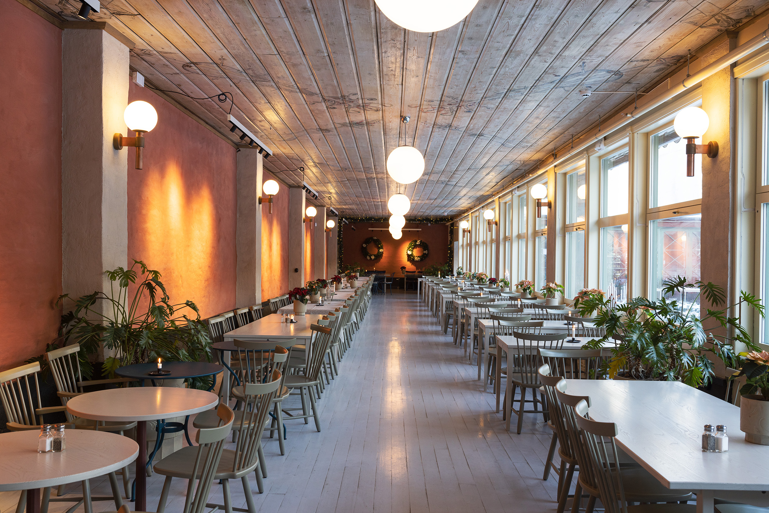 Blå Porten gammaldags hantverksmetoder vid renovering från golv till